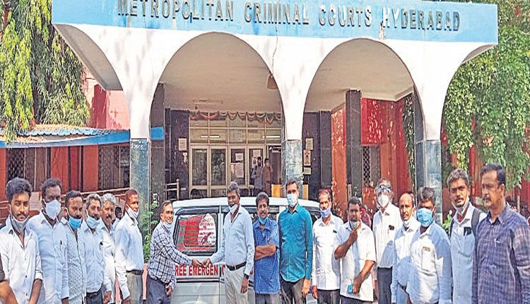 కరోనా సోకిన న్యాయవాదుల కోసం అంబులెన్స్‌లు