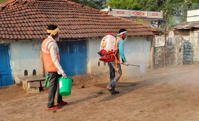 పల్లెల్లో హైపోక్లోరైట్‌ ద్రావణం పిచికారీ
