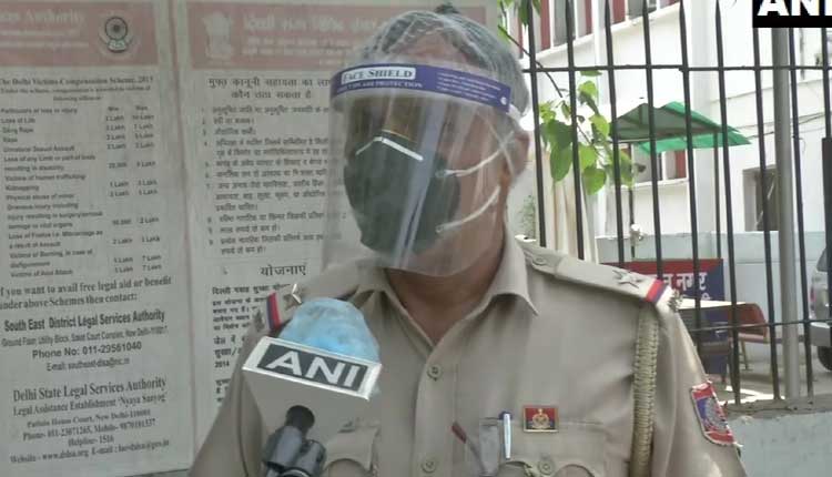 ‘క‌రోనా’ అంత్య‌క్రియ‌ల్లో పోలీస్‌.. బిడ్డ పెండ్లి కూడా వాయిదా..!