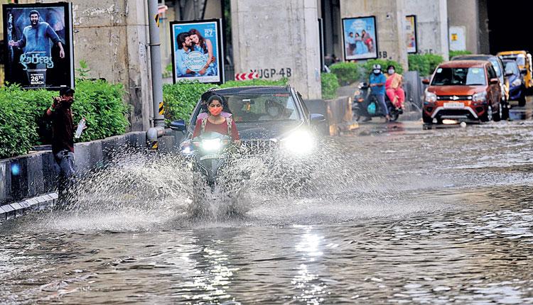 తుఫాన్‌ ఎఫెక్ట్‌ గ్రేటర్‌లో పలు చోట్ల భారీ వర్షం
