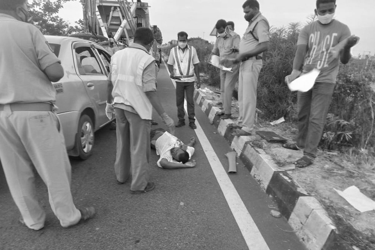 లారీని ఢీకొట్టిన కారు.. ఇద్దరు దుర్మరణం