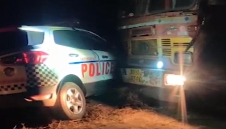 విషాదం.. తూర్పుగోదావరిలో లారీ బీభత్సం.. ఇద్దరు పోలీసులు మృతి