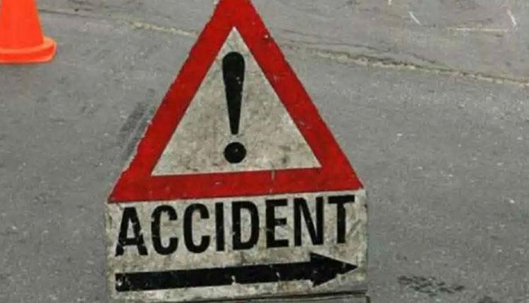 ఆటో బోల్తాప‌డి దంప‌తులు దుర్మ‌ర‌ణం