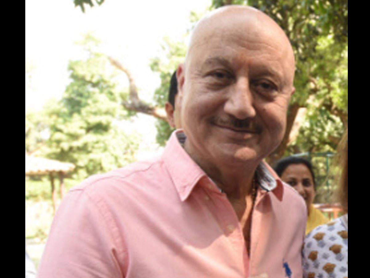 ఇమేజ్ కన్నా ప్రజల ప్రాణాలు ముఖ్యం.. కేంద్రంపై అనుపమ్ ఖేర్ విసుర్లు