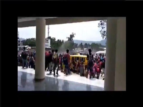 కొవిడ్-19 టెస్ట్‌లు త‌ప్పించుకునేందుకు ప్ర‌యాణీకుల ప‌రుగులు