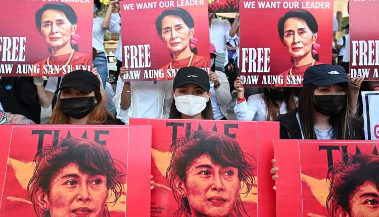 చాన్నాళ్ల‌కు ప‌బ్లిక్‌లో క‌నిపించిన ఆంగ్‌సాన్ సూకీ