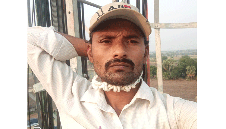 సెల్ టవర్ ఎక్కి కిరాణా వ్యాపారి హల్‌చల్‌