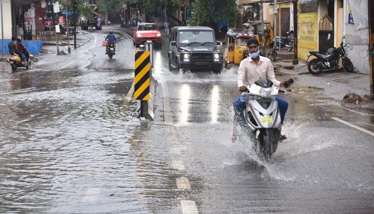 మండు వేసవిలోనూ భారీ వర్షాలు