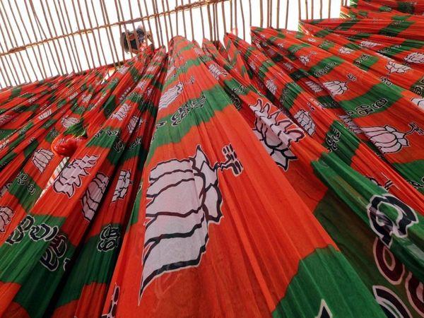 క‌రోనా క‌ట్టడి ప‌క్క‌న పెట్టి యూపీ ఎన్నిక‌ల‌పై బీజేపీ క‌స‌ర‌త్తు : శివ‌సేన‌