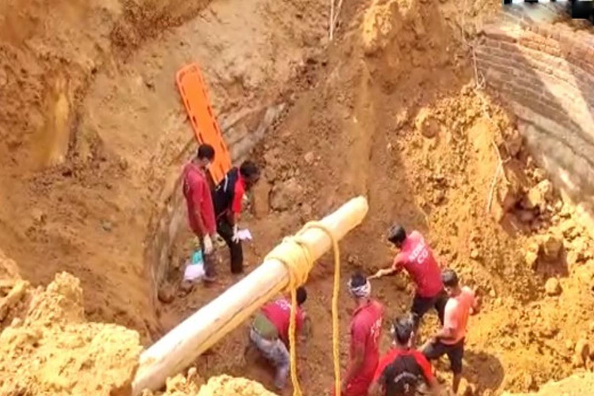 బావిలో పూడిక తీస్తుండగా మట్టి పెళ్లలు పడి ముగ్గురు కార్మికులు మృతి
