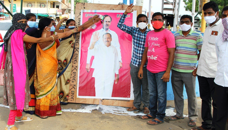 సీఎం కేసీఆర్‌ చిత్రపటాలకు క్షీరాభిషేకం