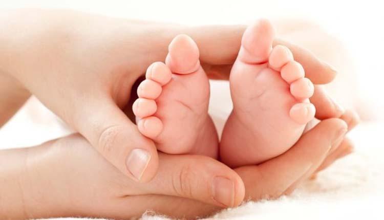 పుట్టిన శిశువు కరోనా పాజిటివ్‌.. తల్లికి నెగెటివ్‌