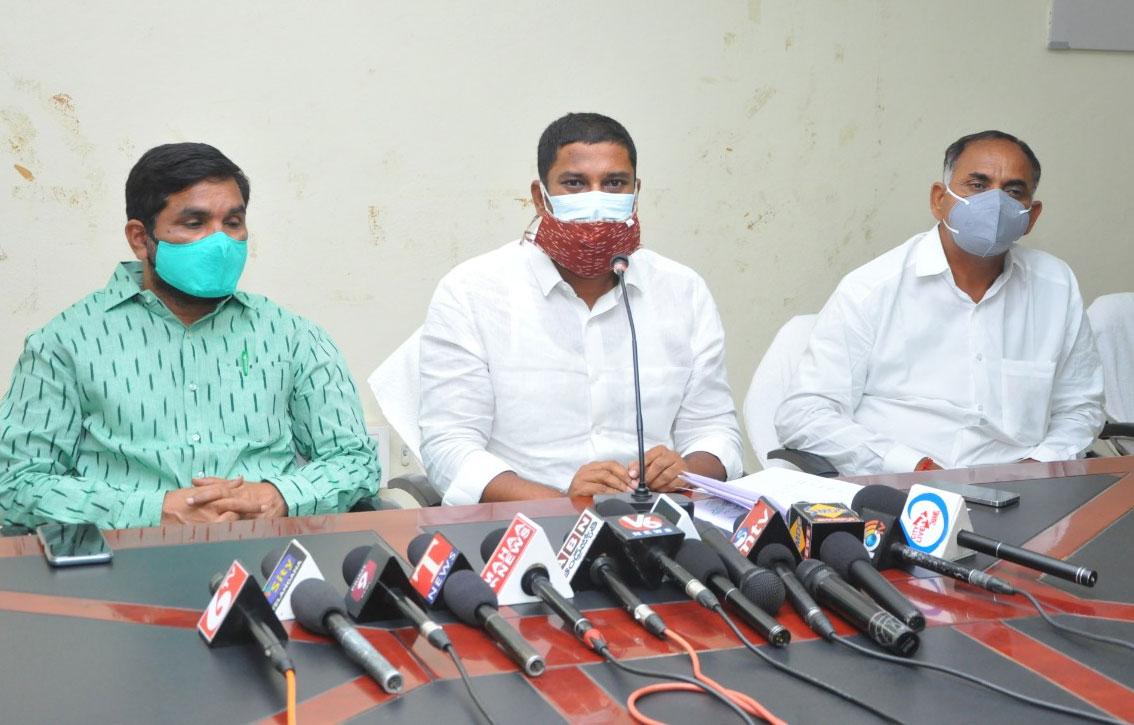 ప్ర‌తి గింజ‌ను కొనుగోలు చేస్తున్నాం : ప్ర‌భుత్వ విప్ బాల్క సుమ‌న్