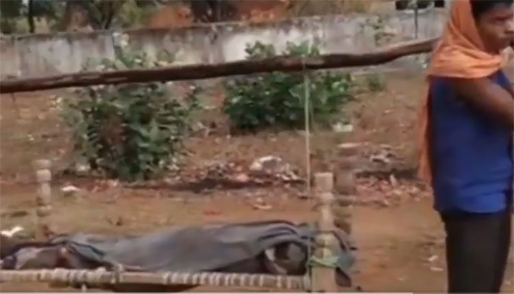 35 కిలోమీట‌ర్లు, ఏడు గంట‌లు.. చ‌నిపోయిన కుమార్తెను మంచంపై మోసిన తండ్రి