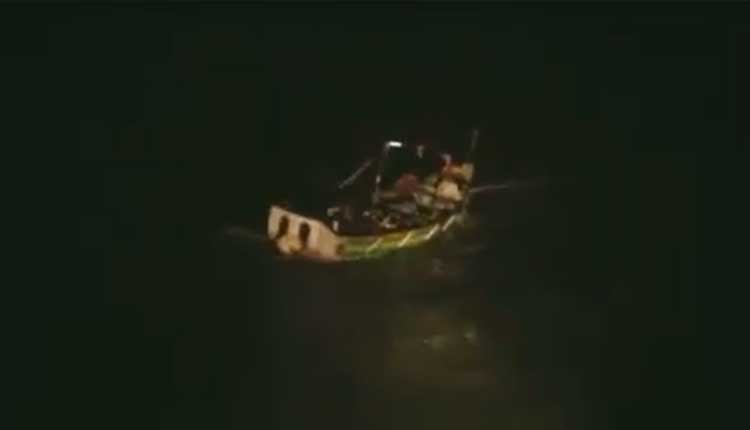 మునుగుతున్న బోటు నుంచి మ‌త్స్య‌కారుల‌ను ర‌క్షించిన కోస్ట్ గార్డ్స్‌..వీడియో