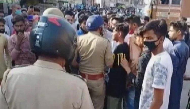 బాలుడి మృతి.. ఇద్ద‌రు పోలీసులు స‌స్పెండ్