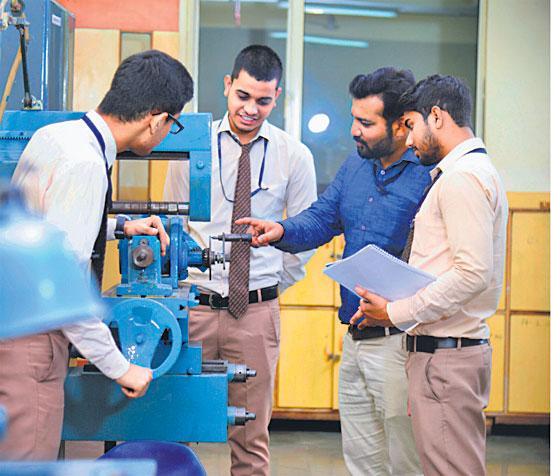 బీటెక్‌ పరీక్షల్లో తగ్గిన ప్రశ్నలు