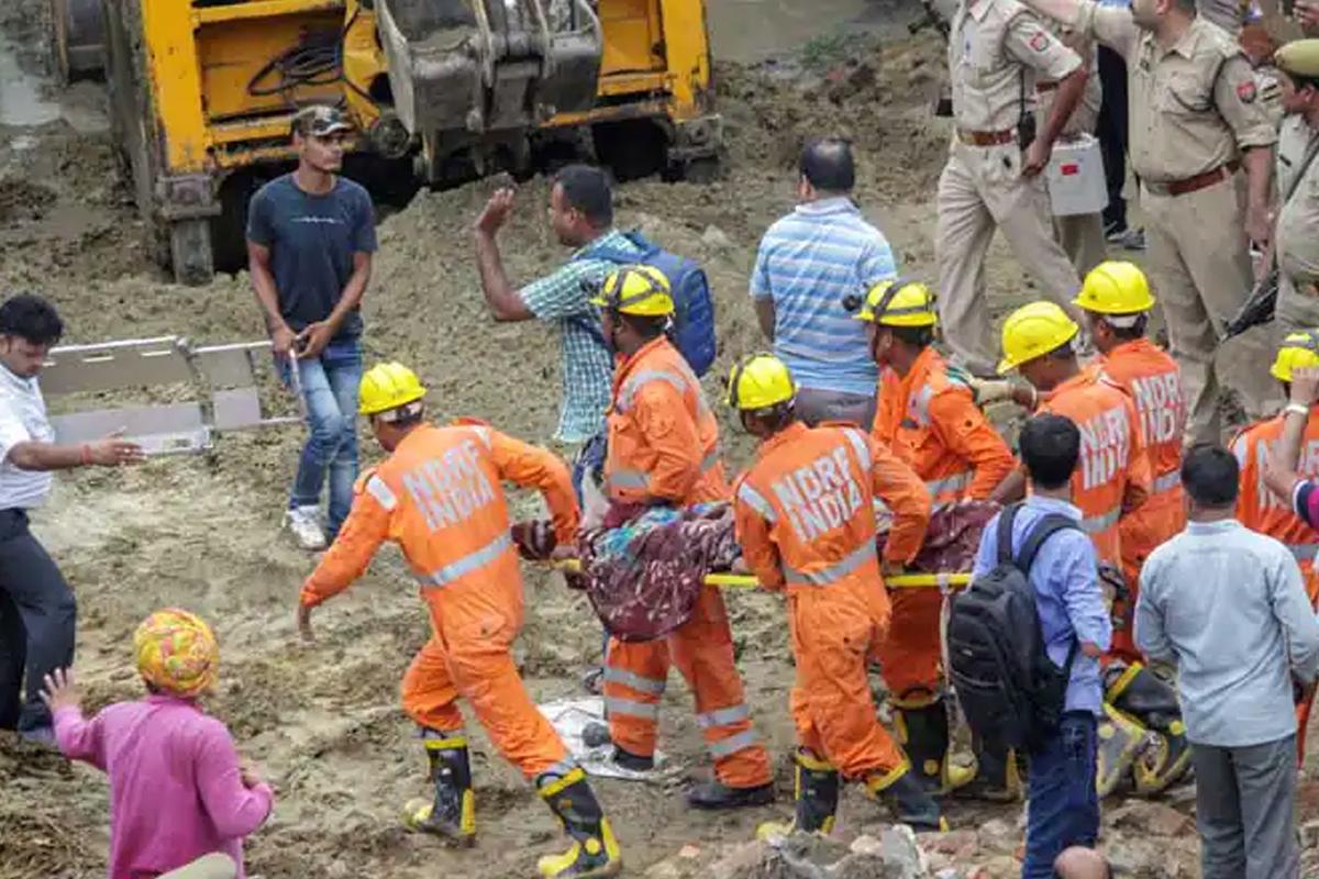 భవనం కుప్పకూలిన ఘటనలో ముగ్గురు మృతి