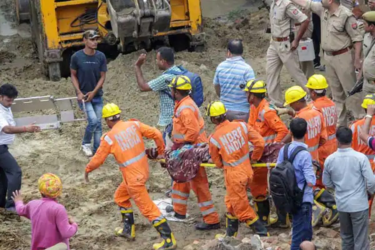 కుప్పకూలిన భవనం.. శిథిలాల కింద చిక్కుకున్న ఐదుగురు
