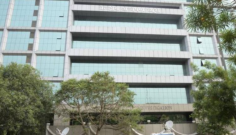 అక్ర‌మాస్తుల కేసులో సొంత ఉద్యోగిని బుక్ చేసిన సీబీఐ