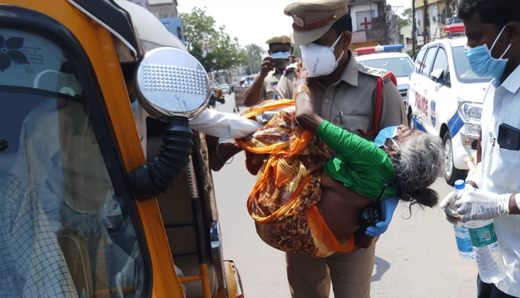 మానవత్వాన్ని చాటిన సీఐ రమేష్ కుమార్