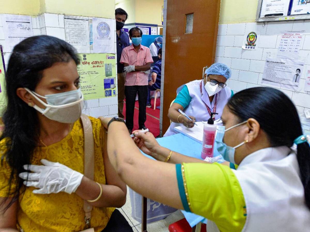 అర్హులైన ప్ర‌తి ఒక్క‌రికి క‌రోనా వ్యాక్సిన్‌