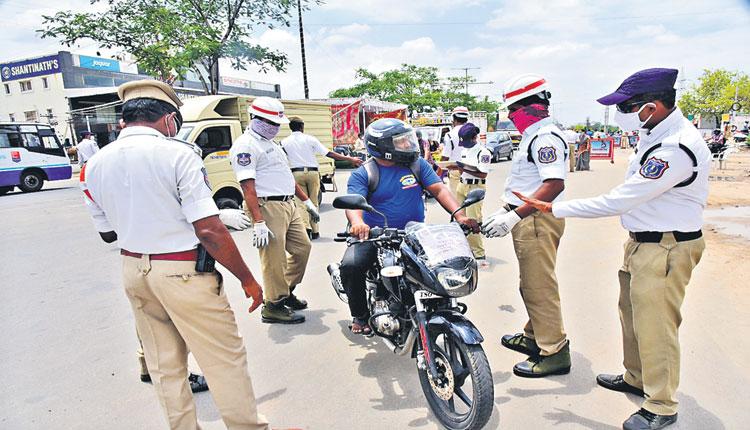 అనవసరంగా వచ్చి.. చిక్కారు..