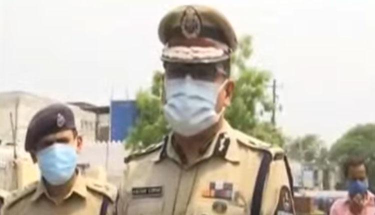 మ‌క్కామసీదులో ప్రార్థ‌న‌లు.. పాత‌బ‌స్తీలో సీపీ అంజ‌నీ కుమార్ ప‌ర్య‌ట‌న‌