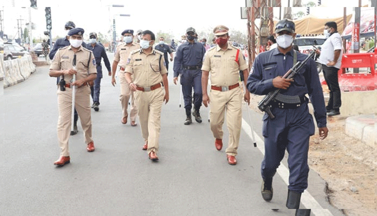 అత్య‌వ‌స‌ర‌మైతే త‌ప్ప బ‌య‌టికి రావొద్దు: సీపీ స‌జ్జ‌నార్‌