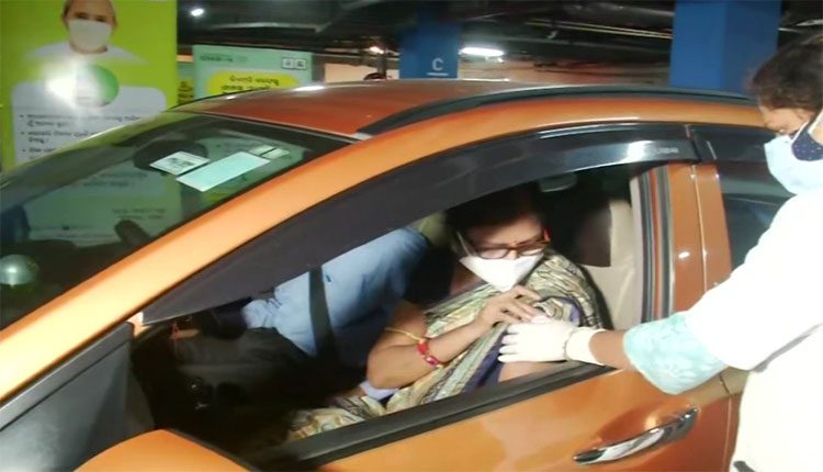 షాపింగ్ మాల్ కార్ పార్కింగ్ ప్లేస్‌లో డ్రైవ్ ఇన్‌ వ్యాక్సిన్ కేంద్రం