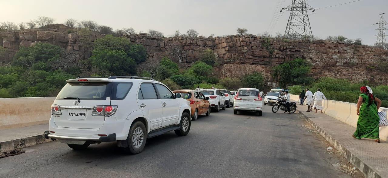 రాష్ర్ట స‌రిహ‌ద్దులో బారులు తీరిన వాహ‌నాలు