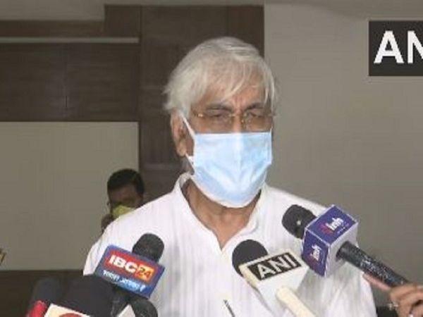 వ్యాక్సినేష‌న్ ప్ర‌క్రియ‌ను కేంద్ర‌మే  చేప‌ట్టాలి..