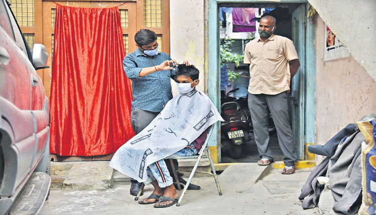 ఇంటి వద్దే కటింగ్‌.. షేవింగ్‌!