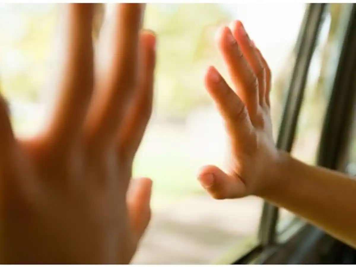 ఊపిరాడ‌క న‌లుగురు చిన్నారులు మృతి