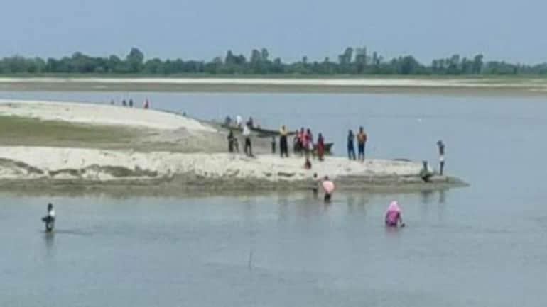 క‌రోనా వ్యాక్సినేష‌న్‌.. న‌దిలో దూకిన ప్ర‌జ‌లు