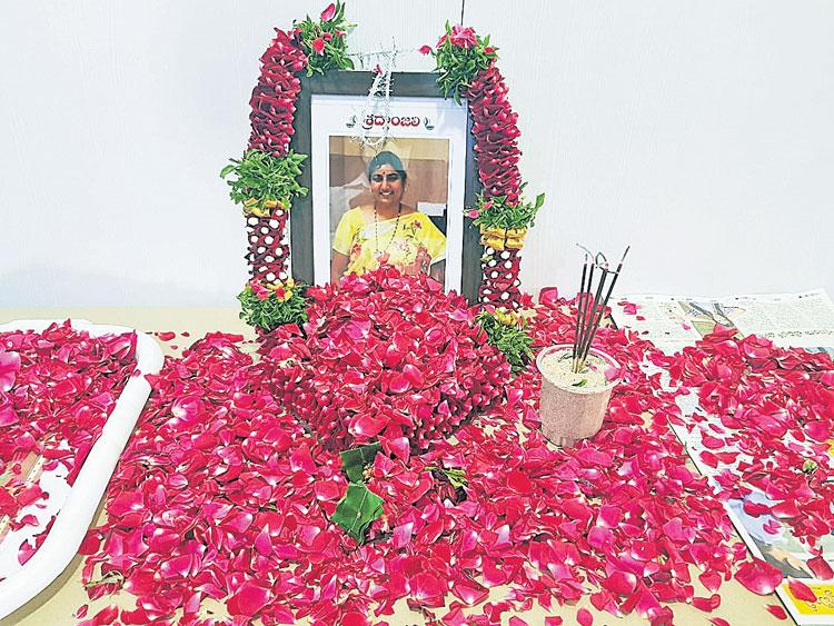 కరోనాతో గ్రూప్‌-1 ఆఫీసర్‌ దీప్తి మృతి