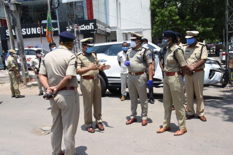 లాక్‌డౌన్‌ విధుల్లో కానిస్టేబుల్‌ నుంచి డీజీపీ వరకు