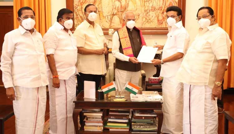 ప్ర‌భుత్వ ఏర్పాటుకు సిద్ధం.. గ‌వ‌ర్న‌ర్‌ను క‌లిసిన ఎంకే స్టాలిన్‌