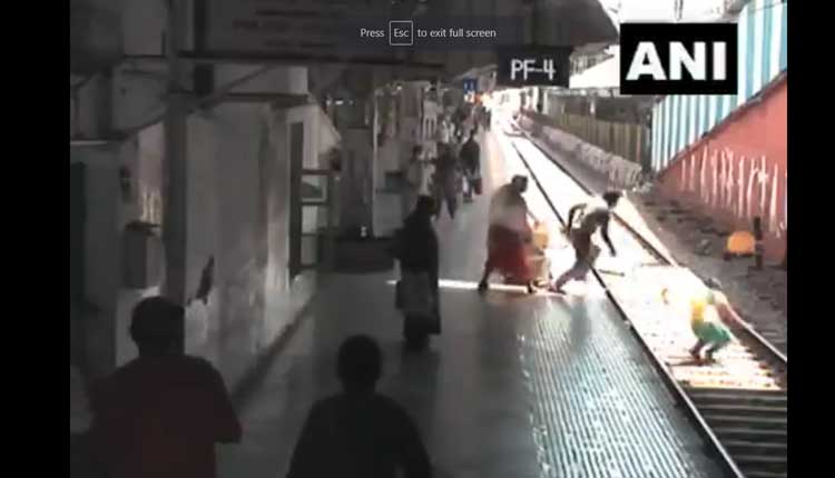 ర‌న్నింగ్ ట్రైన్ ముందు దూకిన మ‌హిళ‌.. వీడియో