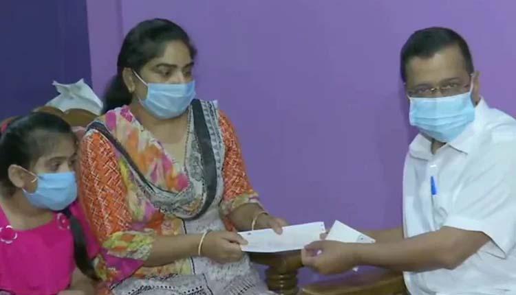 ఉపాధ్యాయుడి కుటుంబానికి రూ.కోటి సాయం అందించిన ఢిల్లీ సీఎం