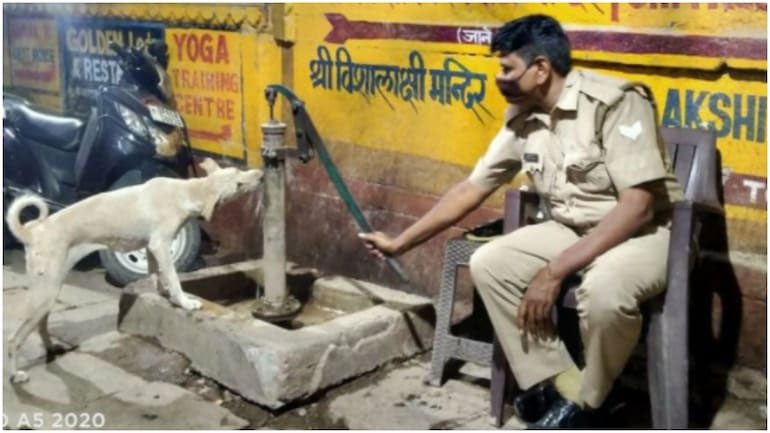 శున‌కానికి దాహం.. పోలీసు ఏం చేశాడో తెలుసా? ఫోటో వైర‌ల్