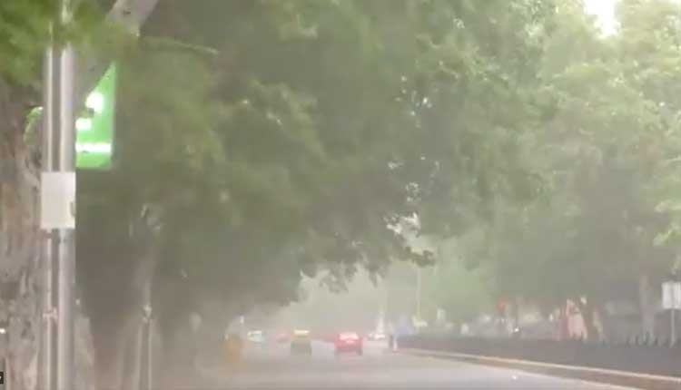 ఢిల్లీలో ఈదురుగాలులు, దుమ్ము తుఫాన్‌.. వీడియో