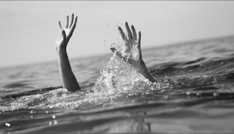 విషాదం : చేపలు పట్టడానికి వెళ్లి ఇద్దరు బాలికలు మృతి