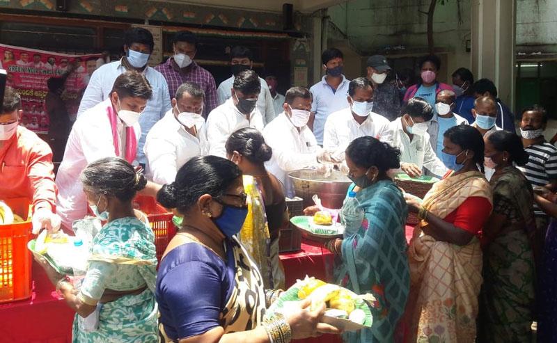 కోఠి ప్రసూతి దవాఖానలో అన్నదానం