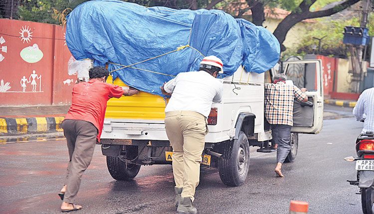 ఆపన్నులకు చేయూతనివ్వండి