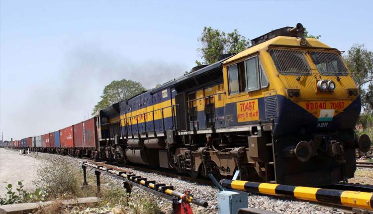 రాజధానిని మించిన వేగంతో దూసుకెళ్లిన గూడ్స్‌ రైళ్లు