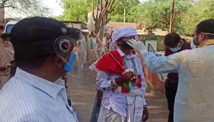 పెండ్లికి వెళ్తున్న.. వరుడు, కారు డ్రైవర్కు కరోనా