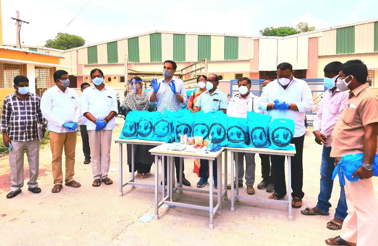 క‌రోనా రోగుల‌కు శాస‌న‌మండ‌లి చైర్మ‌న్ గుత్తా కుటుంబం ప‌రామ‌ర్శ‌