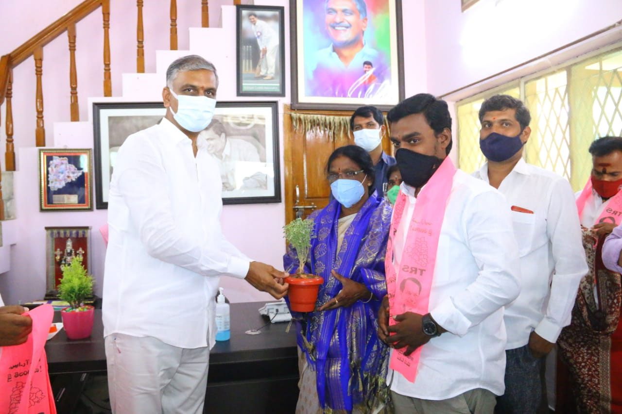 సిద్దిపేట మున్సిపాలిటీ.. టీఆర్ఎస్‌లో చేరిన స్వ‌తంత్ర అభ్య‌ర్థులు