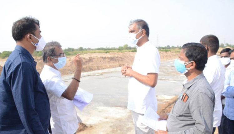 చెక్‌డ్యాంల‌ను ప‌రిశీలించిన మంత్రి హ‌రీష్ రావు